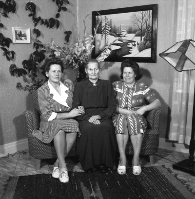 Konrad Karlsson med familj

Dok.110621/KG