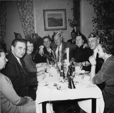 Tage Gustavssons dokumentation: 

Fru Märta Eklund, Rudolf Eklund, Konsumchef, Asta Lindblad, Märta Sand, Nils Lindblad, fru Jonsson Linnea, Herbert Jonsson, Elvira Andersson, (Kampbacken)och Allan Nilsson. Antagligen "Miljonfesten" på 50-talet Hotellet Södra Vi.