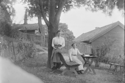 Erika och Ingeborg Forsell. I bakgrunden skymtar Borgmästargårdens hönshus och uthus.     