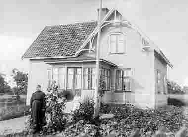 Charlotte Hallberg och Ingeborg Hallberg gift Nilsson. Huset byggdes 1912 ,eller 1914, av Lars Hallberg, brann ned 12/3 1962.