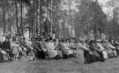 Stig Alemyr talar vid Folknykterhetens dag 1952 i Gästgivarehagen. 