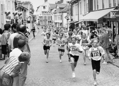 Barn springer Sandströmsloppet på Storgatan
