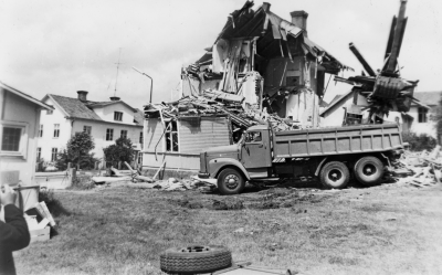 Drottninggatan 28 - 26. Villevi och Kyrkoherde Nybergs hus. Rivs juli 1970. Till vänster kiosken vid sjukstugan, i mitten Netzholm. 