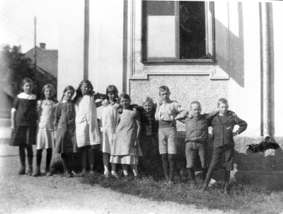 Från  vänster  1. Ella Berg.  2. Greta Holmberg  3. Iris Flender - Lindberg  4. Svea Strömbom  5. ?  6. Karin Ringholm  7. Ernst Holst, målare  8. Algot Lindberg, grovarbetare  9. Gunnar Ericsson, Näs  10. Sven Ericsson, snickare.  