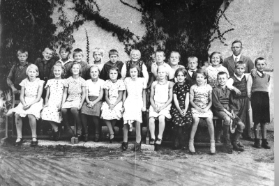 Folkskolan Vimmerby, översta raden från vänster, 1. Arne Ahlstrand, 2. Arne Köhler, 3. Nils Bälter, 4. John Norén, 5. Tage Johansson, 6. Evert Kask, 7.  8. Nils Johansson, 9. Sven Törnqvist, 10. Nils Samuelsson, 11. Anna-Greta ( Karlén )Sanden, 12. Einar ( Samuelsson ) Brantemo, mellersta raden från vänster 13. Mery Gustafsson - Hultgren, 14. Eva Lindström - Karlsson,. 15. Karin Johansson, 16. Britta ( Wallerström ) Johansson, 17. Ulla Trogen, 18. Vera Alexandersson - Larsson, 19. Inga-Britta Jansson, 20. Margit Hägg, 21. Ingegerd Nilsson, 22. Karl-Gustaf Hermansson, 23. Lennart Beijer, 24. Jörgen Karlsson.   .