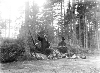 Från vänster  1. Forshell ( Arvid ) Vimmerb,y  2. Carl Svenson, skogvaktare,  Vimmerby.     