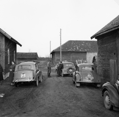 Gebo Vimmerby
Bilarna: Triumph Myflower, Moscovitz, Morris minor
Från vänster: Vera Karlsson Vimmerby. Alrik Andersson Gebo