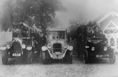 Vimmerby Brandkår 1933. 1. Hugo Jaensson Bilreperatör. 2. Ejnar Lindblom Trädgårdsmästare, 3. Axel Lindström Vaktmästare, 4. Folke Lövgren Bilreperatör. 5. Oskar Johansson Sadelmakare. vice Brandchef, 6. Karl Fransson i Klanka, 7. Napoleon Karlsson Skomakare, 8. Hilding Nilsson Smed, 9. Ludvig Pålson Brandchef, Guldsmed, 10. Douglas Wistrand, Plåtslagare sedan Hälsovårdinsp. 11. Robert Hammarlund Murare, 12. Oscar Svaberg (Svanberg?) Sadelmakare, 13. Martin Dahlin, förman, 14. Gottfrid Lindblad, 15. Ivar Wetterlund Plåtslagare, 16.   17. Erik Adolfsson Ambulanschaufför, 18. Sotarmäst Sven Jacobsson  Bilarna från vänster. 1. Tidaholm köptes 1929, 2. Dodge Brothers köptes 1927. 3 T-Ford köptes  av brandmännen genom. anordnande. av basarer 1922. Brandmännen kallades innan spannhästar.  Brandkåren på 1930-talet.  