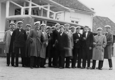 1 Thure Hammargren urmakare, 2. Theodor Gustafsson snickare, 3. Charlie Ericson konstnär, 
5. Harry Karlsson möbelsnickare, 6. Thor Wretling fotograf, 7. Einar Karlsson skomakare,  9. Folke Haller skulptör, 10. Sven Eriksson möbelsnickare, 
11. Robert Hammarlund murare, 12. John Eriksson snickare, 13. Ture Blom Vennebjörke. 14.  Axel Lilja kontorist.     