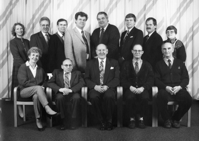 Kommunstyrelsen 1992 - 1998
Sittande från vänster:
Ulla Malmberg ( M )
Inge Schultz ( S )
Bengt Johansson ( C )
Lars Karlsson ( C )
Rune Hultqvist ( S )
Stående från vänster:
Kommunsekreterare Barbro Henningsson
Kanslichef Christer Johansson
Lennart Nilsson ( Kds )
Bo Svensson ( C )
Rolf Dahlqvist ( S )
Per - Ove Hemmingsson ( M )
Stig Karlsson ( S )
Anne - Marie Larsson ( C )