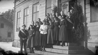 Blåbandister på trappan till Stadshotellet Vimmerby.  1. Zante Hansson.