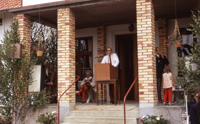 Södra Vi man talarstol 
invigning 
Festligheter i Kåreda på vägen mellan Älö och Ålhult

090401/KG