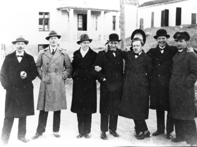 Från  vänster  1. Robert Hammarlund, murare  
2. Sven Ericson, snickare sedan vaktmästare på Mästersöm  3. John Eriksson, snickare ( Åbro )  4. Erik Lindgren, brevbärare, flyttade sedan till Norrköping  5. Folke Haller, träskulptör ( Ståhls Åbro )  6. Timan, brevbärare  7. Olof Flender, taxi-chaufför     Samtliga medlemmar  i Vimmerby manskör .       