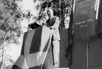 Per Albin Hansson valtalar i Vimmerby Folkets Park.   