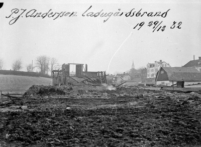 Lundgatan. P.J. Anderssons Ladugårdsbrand 29/12 1932.

Lundgatan / Rönnbärsgatan