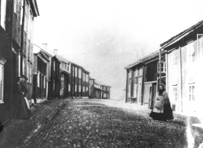 Storgatan sedd från öster. Längst bort till vänster Tenngjutaregården.   T.E.
