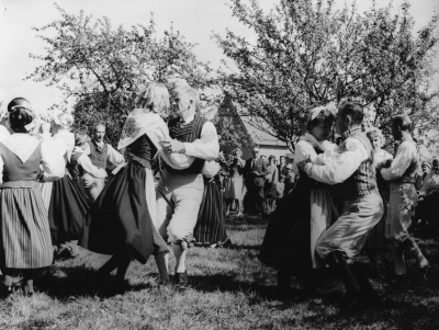 Spelmansstämma och folkdansen i Örsåsa.  Från vänster  1. Ylva Pettersson lärarinna Vena  2. Birgitta Nilsson lärarinna Vimmerby 3,  4. Helge Karlsson ordförande i danslaget, verkmästare Vimmerby  5. Elisabeth Oskarsson fröken Vimmerby  6. Gunnar Johansson vaktmästare på folk högskolan i Vimmerby  7. Aili Karlberg Vimmerby  8. Ingvar  fabrikör Mariannelund  9. Inger Georgsson Mariannelund 10. Börje Karlsson sotare Hultsfred  11. Anna Greta Österman militärpsykolog Lönneberga.     
