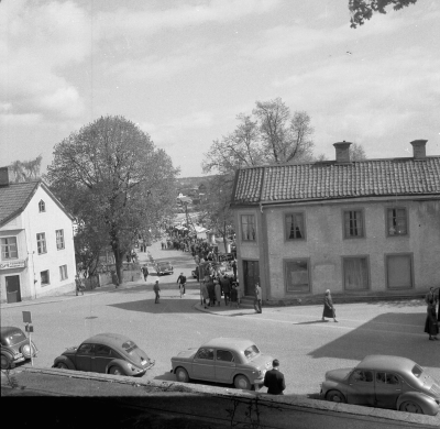 Storgatan / Järnvägsallèn
Marknad 

Första Vårmarknaden 1957 vid stationsplan.   T.E.

Dok.110128/KG

