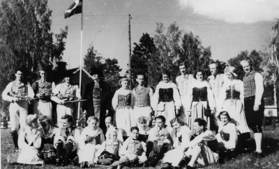 Källvik, Loftahammar.  Stående från vänster. 1. Lars Aronsson  2. Paul Johansson, speleman  3. Paul Lind  4. Nils Kullander  5. Linnea Karlsson- Pettersson  6 Gunnar Nilsson  7. Anna Beth Qvarnström- Johansson  8. Helge Karlsson  9. Lillemor Johansson- Richardsson  10. Gunnar Johansson, dansledare 11. Inger Karlberg- Johansson  12. Lennart Pettersson Bylow. Sittande från vänster. 13. Gun- Barbro Borre- Danielsson  14. Ruth Lind  15.  Åke Karlsson 16. Asta Jonsson  17. Anne- Marie Jonsson  18. Leif Berggren  19. Eva Sandberg  20. Ingvar Karlsson  21. Rosemari Nilsson- Andersson  22.  Axel Karlsson  23. Margareta Karlberg  24. Nils Jonsson.  