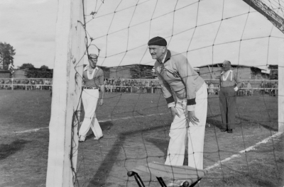 Stadsfullmäktiges match mot skolflickor 1945  Från vänster  1. Nils Jonsson vaktmästare  2. Erland Bentzer Lantmätare  3. Joel Alkvist, Köpman           .