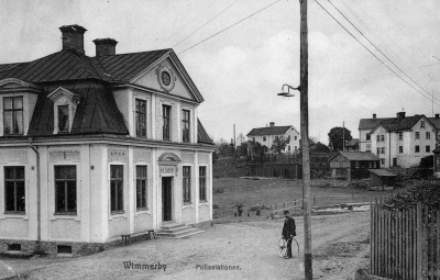 Omkring 1910 Mannen är troligen Smeden Fridrick Liljegren, dog i U.S.A. 1958. T.E.

Polisstationen byggdes 1902
