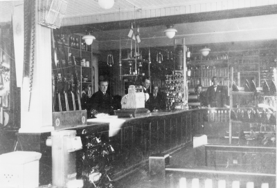 Järnvarubolaget Stora torget 6, innehavare Helga Mörfelt.  1. Holger Andersson (Blixten),  2. Per Andersson  3. Thor Karlsson Aleksson  4. Axel Karlsson  5. Helge Mörfelt, Järnhandlare död 1949.  