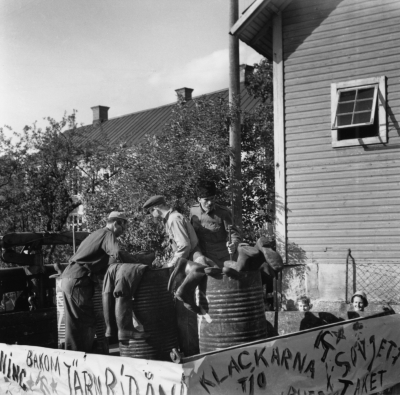 Barnens dag firande
" Bakom Järnridån "

Dok.100604/KG