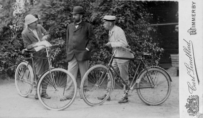 Från vänster 1. Torsten Tengvall, son till doktor Tengvall  2. Reinhold Karlsson, bankdirektör 3.  Otto Wahlberg, borgmästare död 1913.          