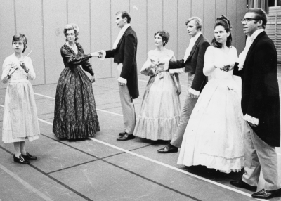 Folkdanslagets uppvisning i Kulturveckan på Folhhögskola. Stildansare från Linköping.     1. Lena Olsson Linköping, 2. Marianne Olsson Linköping,  3. Ulf Olssson Linköping,  4. Lizzi- Britt Ahl Linköping, 5. Rolf Andersson Linköping,  6. Birgit Rosenkvist Norrköping,  7. Erik Olsson Finspång.    