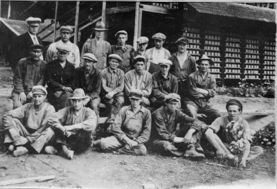 Älåkra Tegelbruk Vimmerby. Raden längst upp från vänster Ture Nilsson, Tegelmästare, Gustav Adolfsson, Ivar Thörne, Nils Stjärnborg, Mårten Lindén, Erik Karlsson, Erik Gustavsson, mellersta raden från vänster  Jon Anders, Oskar Jonhsson,  Leonard Karlsson, Axel Pettersson "lille mannen",  Hjalmar Lindgren, Birger (Karlsson) Tengvall, Hugo Nilsson, raden längst fram från vänster, Fransson (Fårudden), Ernfrid Johansson,  Helge Schill, Valter Andersson och Fridolf Karlsson.          