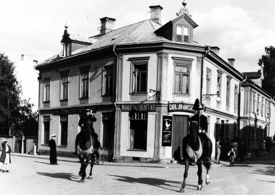 Barnens dag firande 
Stora torget, Sevedegatan/Norrtullsgatan. Gullbergs hus / Carl Johanssons klädaffär

Dok.100525/KG