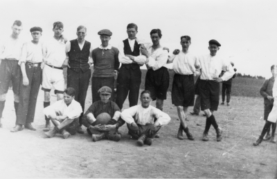 Stående från vänster 1. Helge Ringholm Tapetserare  2.  Arne Sköldborg, Bilförsäljare  3. Erik Olsson järnvägstjänstem.  4 Karl Frisk, Apoteksbiträde  5 Ivar "da da"  Lindblom plåtslagare  6.  Ejnar "Pako" Lindblom Trädgårdsmästare 7. Olle Hagman  8. Kalle Karlsson klädhandlare Karl Johanssons. 9. Eric Strömdahl  10. Holger Eriksson Kampen, bod-biträde. Brimans  11. "Fiskarn" Gustav Svenssons ölutkörare, V-by.  12. Gösta Larsson bläsen Nya postens tidning Vimmerby.       