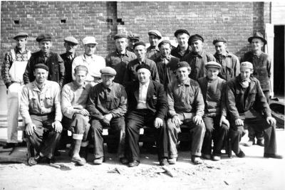 ÖAF bygget 1953
Stående från vänster: 1. ? 2. Aldor K 3. Hans Cristiansson 4. ? 5. Lidestrand 6. ? 7. ? 8. Torsten Johansson 9. ? 10. Per Olof Olsson 11. " Tvilling " Johansson 12. Göran Magnusson 13. Juthe
Sittande från vänster: 14. Lindfors 15. Tore Fransson 16. Karlsson 17. Eklöv 18. K. E Johansson 19. ? 20. Yngve Andersson
