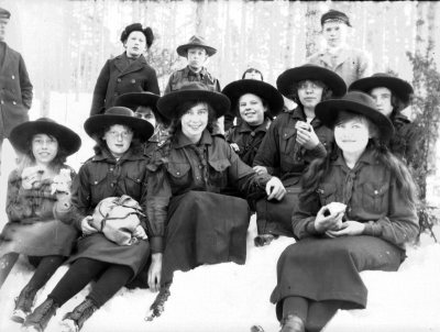 1) Sara Malmberg död V-by 2) Britta Olsson V-by Landskrona 3) Tyra Andersson Kisa g. Tidman 4) Ebba Andersson Kisa g. Myrgård 5) Margit Sjöholm V-by, senare gymn.dir. 6) Ingrid Egberg, Fagerhults prästgård 7) Barbro Platin 8) Marie-Louise Hammarlund, Gamleby 9) Bertil Nyberg 10) Oskar Malmberg 11) Gustaf-Adolf Malmberg 12) Hugo Ankarstrand ( Tysk ) 13) Ragnar Gustavii ?    T.E.