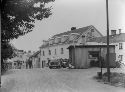 Norrtullsgatan, första taxihuset, flyttades sedan. I mitten Park hotell, till vänster Nordgrenska gården. 