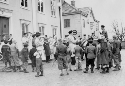 1: Maj firande. 1 Torbjörn Strömbäck, 2 Nils Cederteg, 3 Lars Carlsson, 4 Per-Inge Stenberg, 5. André 
Vimmerby Blåsorkester, fanjunkare Johansson dirigerar   Den lille killen längst till vänster på trappan 8, är Lars Karlsson.  
