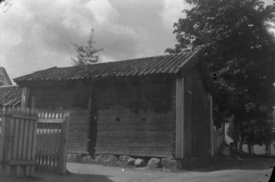 Uthus vid Norra Malmen, Drottninggatan och Frikyrkan skymta till höger i bild


Dok.070711/RS.