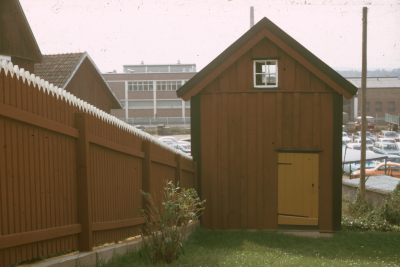 Uthus Stångågatan 8, slakteriet i bakgrunden

090513/KG