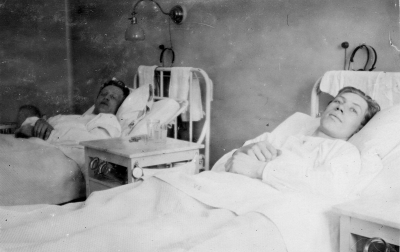 Vimmerby sjukstuga 1929 Fr.v. 1 Folkskolläraren Bredsäter Virserum, 2 Gunnar Karlsson Vimmerby. T.E.