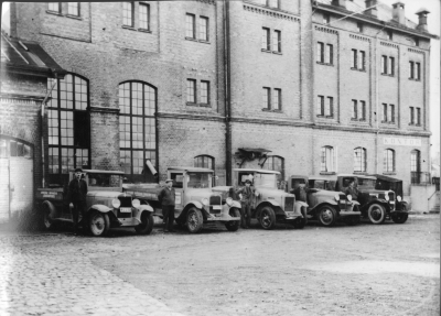 Centralbryggeriet, från vänster  1. Karlsson ( "Smen" )  2. Ernst Karlsson ( "Smen" )  3 Erik Karlsson  4. Axel NIlsson 5. Olof Hagman  Bilarna Chevrolet och  Ford ( A ).   