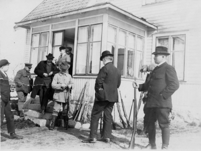Vimmerby skyttar
Från vänster  Gustaf Jonsson banktjänsteman,  Enok Nilsson  Västra  Stadskogen, Skogvaktare Gabrielsson, Thore Hammargren urmakare, Karl Lindberg, Prästgårdsgatan.     