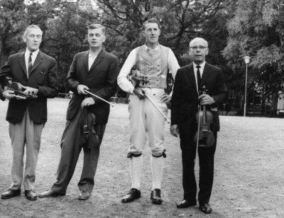 Hultsfred midsommarafton.                                     Från vänster.  Thorvald Eriksson bibliotekarie,  Hans- Jörgen Winqvist språklärare,  Paul Johansson affärsbiträde,  Ernst Bruce gjutare.              