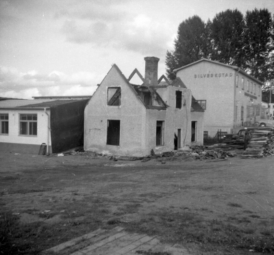Västra Tullen 
"Pottaske"stugan vid Västra Tullen rives 1960-talet Tejles bilverkstad till höger. Ture Linds verkstad till vänster.   T.E.

Dok.110330/KG