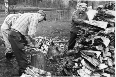 Tjärbränning vid Vagelhem Gullringen
september 1983
3: från vänster Valter Karlsson