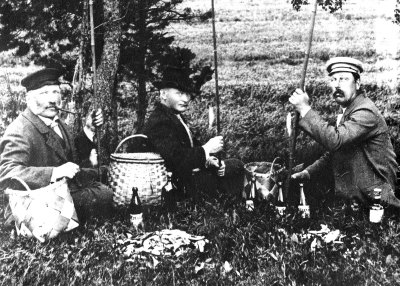 Från vänster 1. Förvaltare Hagman  2.  C.E. Larsson, dräng  3. Stenberg, vaktmästare.         