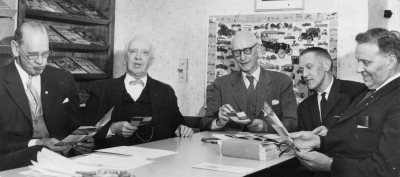 1. Werner Sandström, handlande 2. Emil Severin, före detta häradshövding, 3. Robert Karlberg, ingenjör, 
4. Thorvald Eriksson, stadsbibliotekarie. 5. Torsten Ewing, direktör Turistföreningens styrelse. 