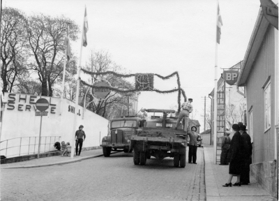 Storgatan
Staden pryder Västra Tullen med Konungens (Oscar II ), namnskiffer.  T.E.