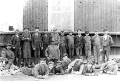  Vimmerby träförädling ( Hallbergs ) 3. Gustaf Larsson, Snickare sedan möbelhandlare  4. Frits Hallberg, Snickare  6. Videén  7 Edvin Hallberg  8. Gustaf Andersson , Andstedt   11. Gustaf  Olsson 12. Gustafsson med son Torsten.  