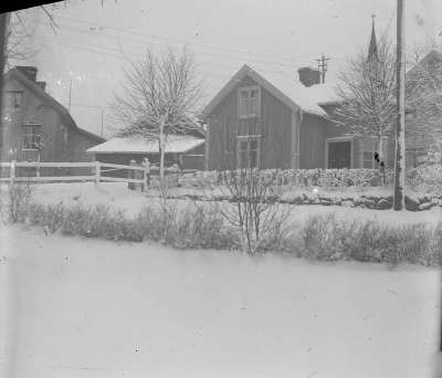 Kampbacken Kantus Andersson (Elvira Andersson) till höger. Franssons, Karl till vänster.  Wahlstens skymtar längs till höger.  Sett från Källängen

Kampbacken, i förgrunden Källängsparken 
Huset till vänster storgatan 49 där bodde skomakare Harry Fransson, revs på 60-talet .Huset till höger i kampbacken finns kvar än i dag. Kortet taget från Källängsparken, man ser den "lilla stugan" i början av Kampbacken, Fru Elvira "Kantus" Andersson med barnen bodde där. Senare försäljning av hobbyartiklar.         