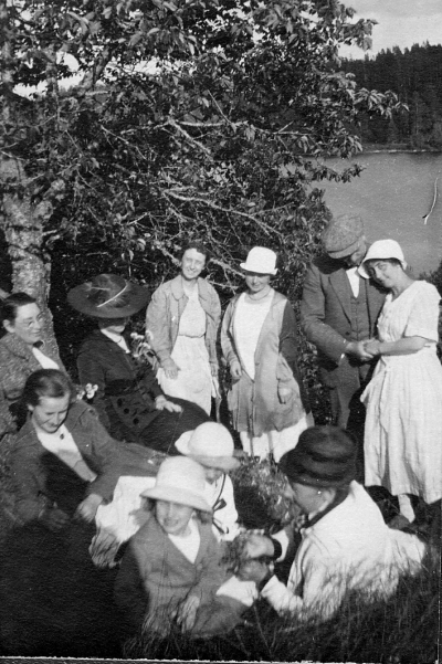 Gertrud, Leomè ?(krigsbarnet) ? Brita, Sigrid, Karl, Kerstin ?? Nanny W.